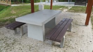 Łomża, park – stoły