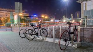 Biurowiec, Warszawa – stojak na rowery